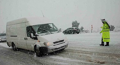 Akseki-Seydişehir karayolu yoğun kar nedeniyle tır geçişine kapatıldı