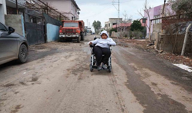 Akülü aracına kavuşan Enes'in ilk işi mahalleyi turlamak oldu