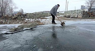 Akyaka'da çiftçiler donmuş derenin buzunu kırarak hayvanlarına su sağlıyor