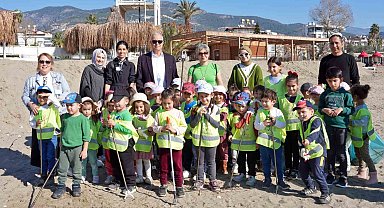 Alanya Belediye Başkanı Özçelik, çocuklar ile sahili temizledi