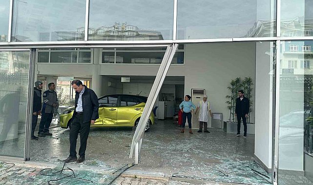 Alanya'da şerit ihlali yapan otomobil showrooma daldı