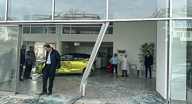 Alanya'da şerit ihlali yapan otomobil showrooma daldı