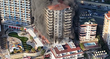 Alanya'daki otel inşaatı yangınının başladığı anlar dron kamerasında