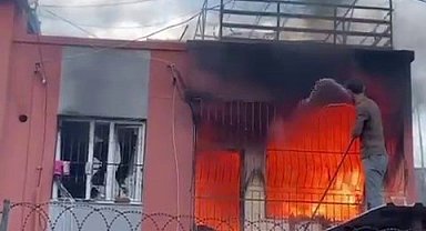 Alev alev yanan eve hortumla müdahale