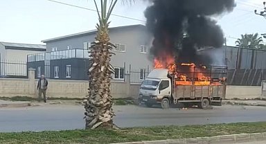 Alev alev yanan kamyoneti ile trafikte seyretti