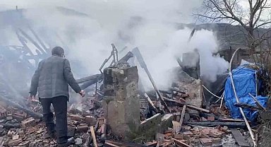 Alevlere teslim olan ev küle döndü