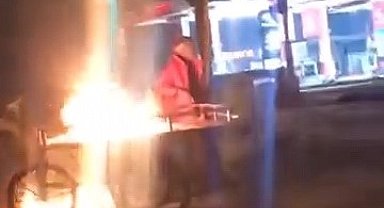 Alkollü şahıs ekmek teknesini ateşe verip başında oturdu