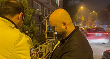 Alkolmetreyi üflemedi, gazetecinin üzerine yürüyerek hakaret ve tehdit etti