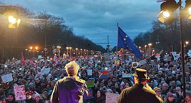Almanya'da yaklaşık 100 bin kişiden aşırı sağ karşıtı protesto
