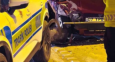 Amasya'da alkollü sürücünün kullandığı otomobil, alkol denetiminde polis otosuna çarptı