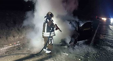 Ankara'da seyir halindeki araç alev aldı