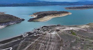 Ankara'ya içme suyu sağlayan barajın suları çekildi, eski köy gün yüzüne çıktı