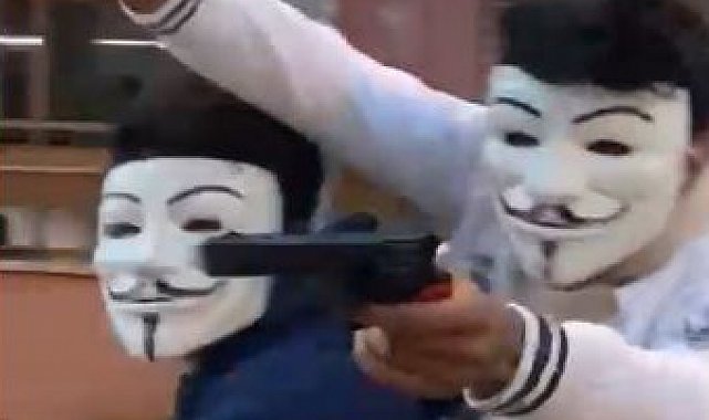 Antalya'da anonymous maskeli motosikletliler, oyuncak tabancayla korku saçtı