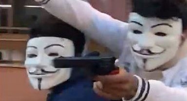 Antalya'da anonymous maskeli motosikletliler, oyuncak tabancayla korku saçtı