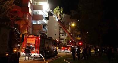 Antalya'da ev yangını apartman sakinlerini sokağa döktü