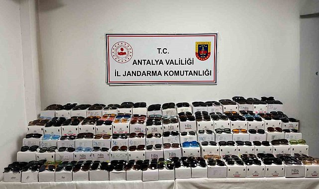 Antalya'da kaçak güneş gözlüğü operasyonu