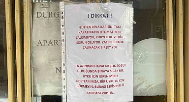 Apartman kapısına yapıştırılan ilginç yazı dikkat çekti