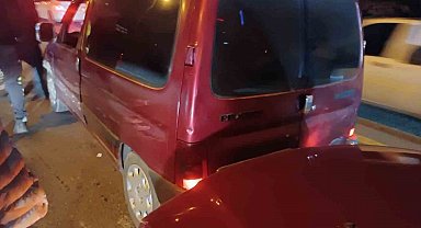 Arabayı otoyolda geri kaçırıp arkadaki araca çarptı, polisler gelince inkar etti