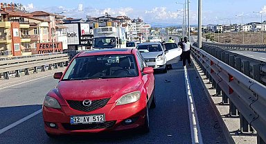 Arızalanan otomobilini iterek götürmeye çalıştı, 2 ayrı kazaya sebep oldu