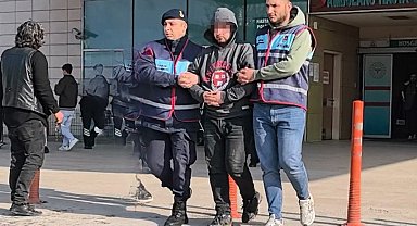 Arkadaşını bıçaklayan, kaçarken diğer arkadaşının ölümüne sebep olan zanlı adliyeye sevk edildi