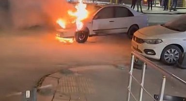 Arnavutköy'de seyir halindeki otomobilin motoru alev alev yandı