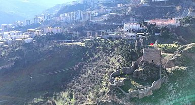 Artvin Kalesi'nin surlarında Türk bayrağı yeniden dalgalanıyor