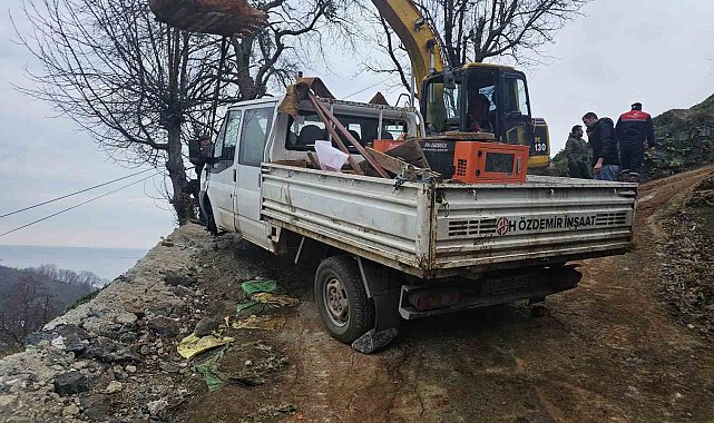 Artvin'de kaygan yolda ekskavatör kamyonete çarptı: 1 yaralı