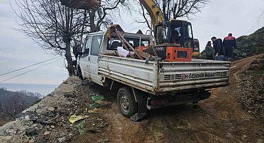 Artvin'de kaygan yolda ekskavatör kamyonete çarptı: 1 yaralı