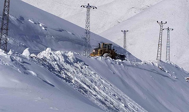 Askeri üs bölgesi yollarında karla mücadele çalışması