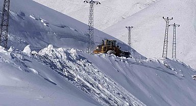 Askeri üs bölgesi yollarında karla mücadele çalışması