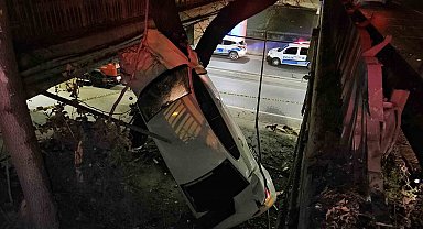 Ataköy'de alkollü sürücünün kontrolünü kaybettiği araç yol ayrımındaki boşluğa düştü