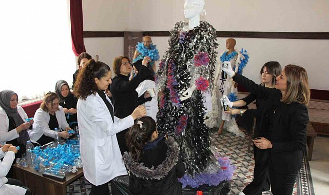 Atık plastik şişe ve galoşlardan kostüm tasarlayıp çevre sorunlarıyla savaşlara dikkat çektiler