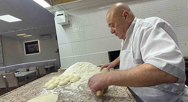 Babasından öğrendiği pideciliği 35 yıldır geleneksel usullerle sürdürüyor