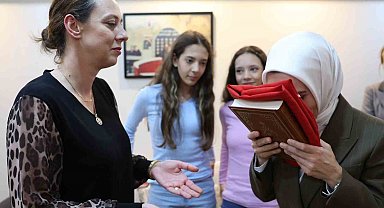 Bakan Göktaş, şehit ailesine Kuran-ı Kerim ve Türk bayrağı hediye etti