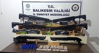 Balıkesir'de bir kadını darbeden şahsın evinde silahlar ele geçirildi