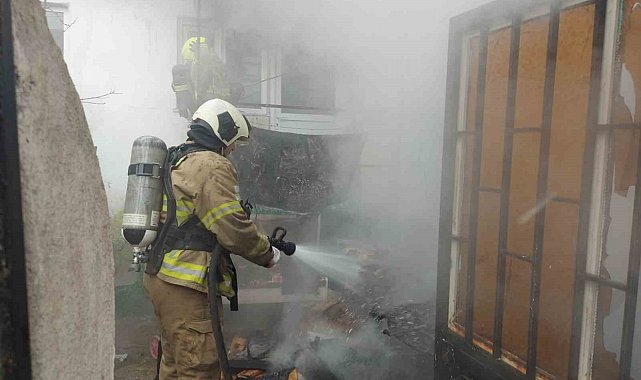 Balıkesir'de kömürlükte çıkan yangın söndürüldü