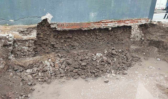 Balıkesir'de temel kazma işlemi sırasında başka bir binanın temeli zarar gördü