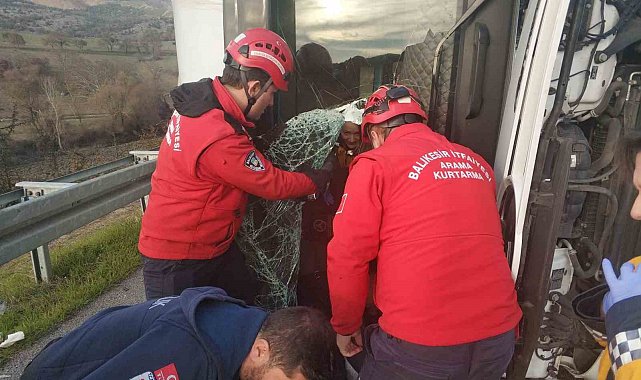 Balıkesir'de tır yan yattı; 1 yaralı