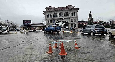Bandırma'da sağanak yağış yolları göle çevirdi, rögarlar patladı