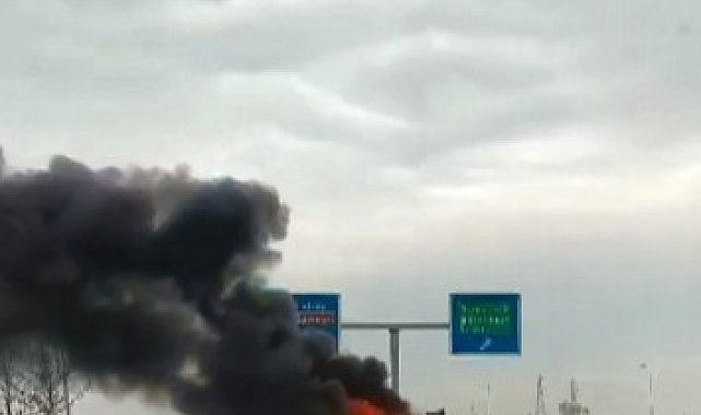 Bariyerlere çarpan araç alev alev yandı