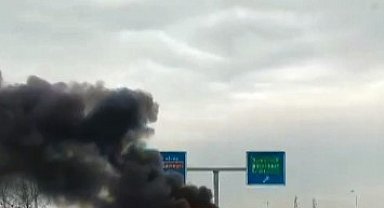 Bariyerlere çarpan araç alev alev yandı