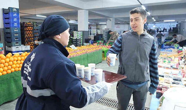 Başkan Çerçioğlu'nun vatandaş ve pazarcı esnafına sıcak çorba ikramı sürüyor