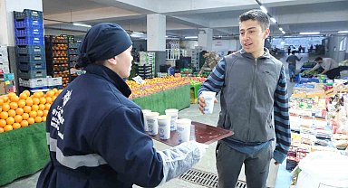 Başkan Çerçioğlu'nun vatandaş ve pazarcı esnafına sıcak çorba ikramı sürüyor