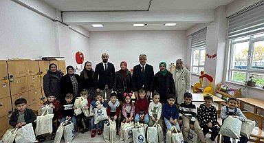 Başkan Elbi öğrencilere mont ve bot hediye etti