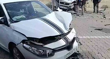 Batman'da hafif ticari araç ile otomobil çarpıştı: 2 yaralı