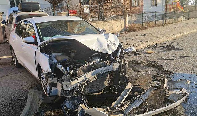 Batman'da iki otomobilin karıştığı kazada 2 kişi yaralandı