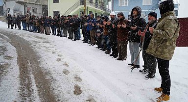 Bayburt'ta 32 yıl önce çığ felaketinde hayatını kaybedenler kar yağışı altında dualarla anıldı