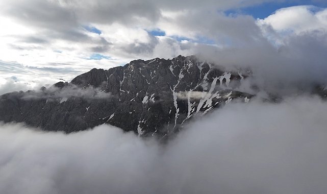 Bayburt'ta dağlar sis bulutlarıyla kaplandı!