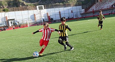 Bayraklı'da U-10 Cup Futbol Turnuvası başladı