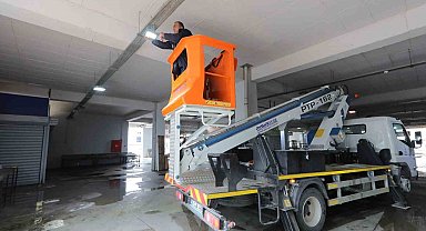 Bayraklı'nın pazar yerlerinde aydınlatma çalışması